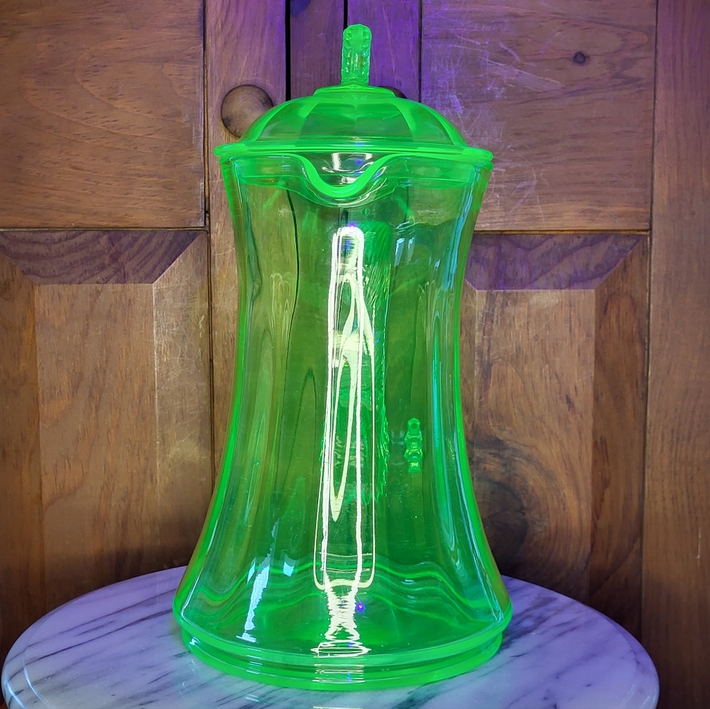 Vibrant Green Glass Pitcher - Picture 13 of 17